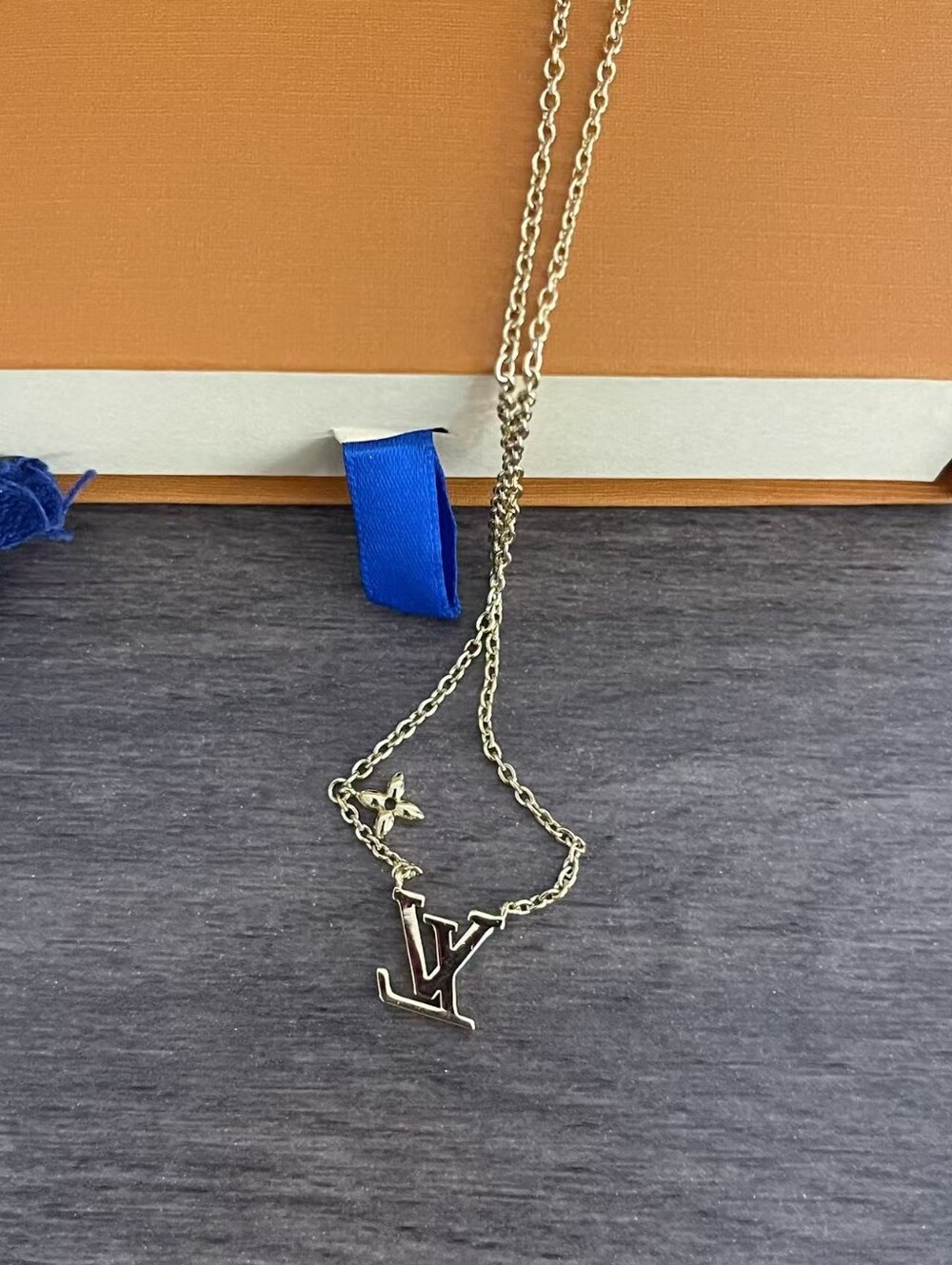 Louis Vuitton LV Iconic Necklace - Picture 6 of 10